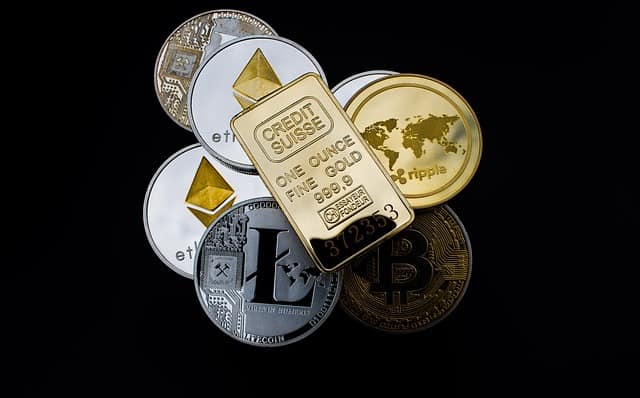 Image of a Gold bar vs Bitcoin and other cryptocurrencies - You don't have to choose